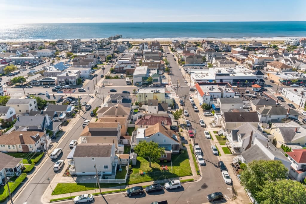 Best Practices for Real Estate Agents Using Drones In Texas, navigating strict drone regulations is crucial for capturing stunning aerial property footage while staying within the law. Here’s how real estate agents can make the most of drones without running into compliance issues.