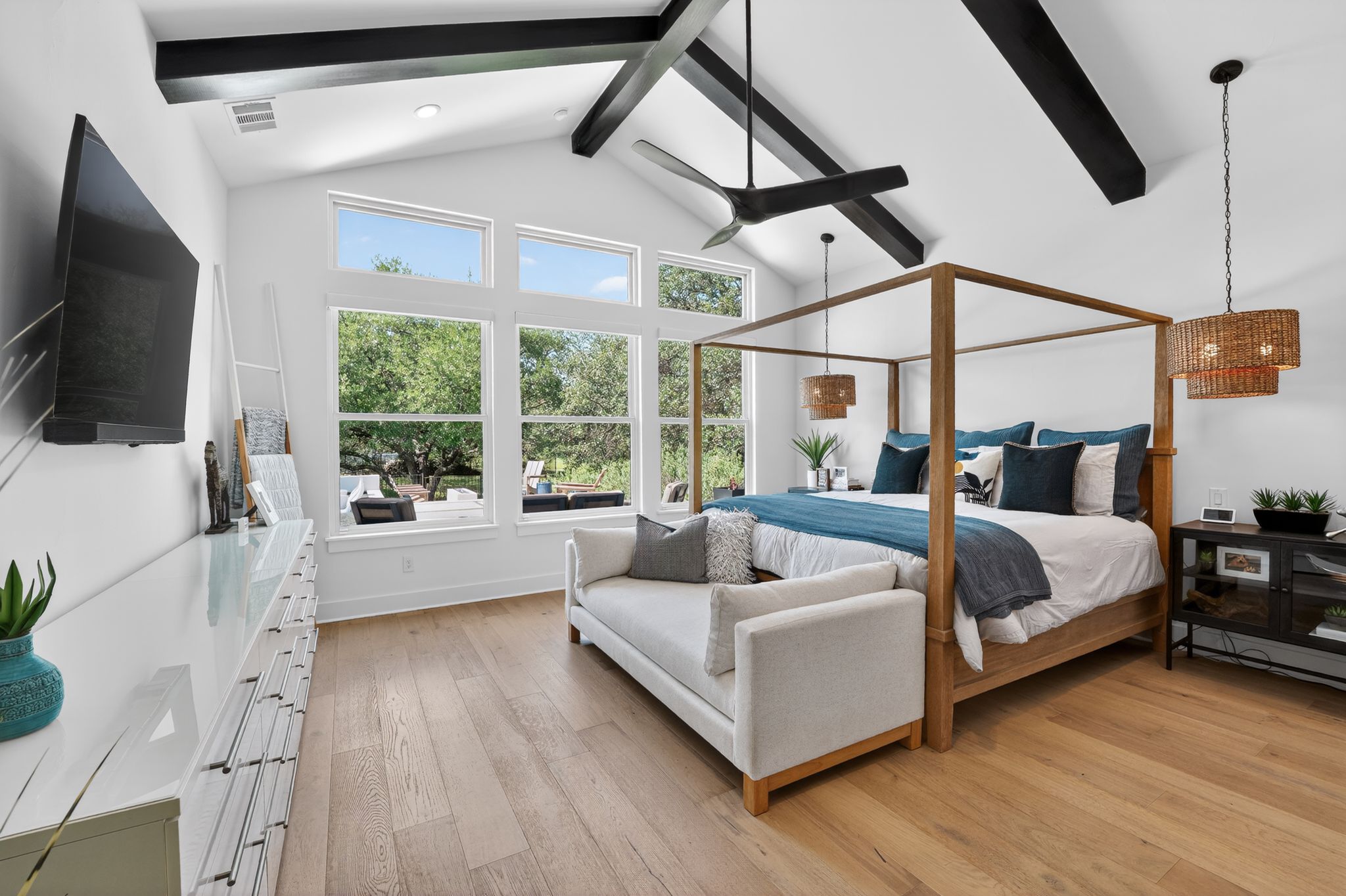 real estate photography primary bedroom