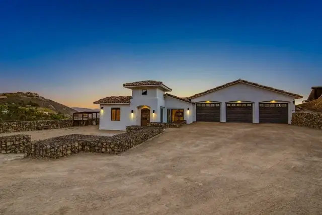 Seasonal vs. Year-Round Real Estate Photography