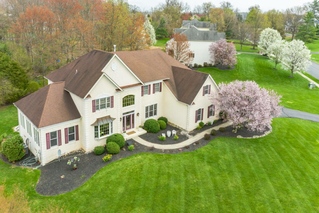 7 Essential Real Estate Photography Tips for Better Listings Enhance your real estate listings with expert photography tips that attract buyers and boost sales, including timing, lighting, and staging advice. real estate photography, property listing tips, photography lighting, staging homes, professional photos