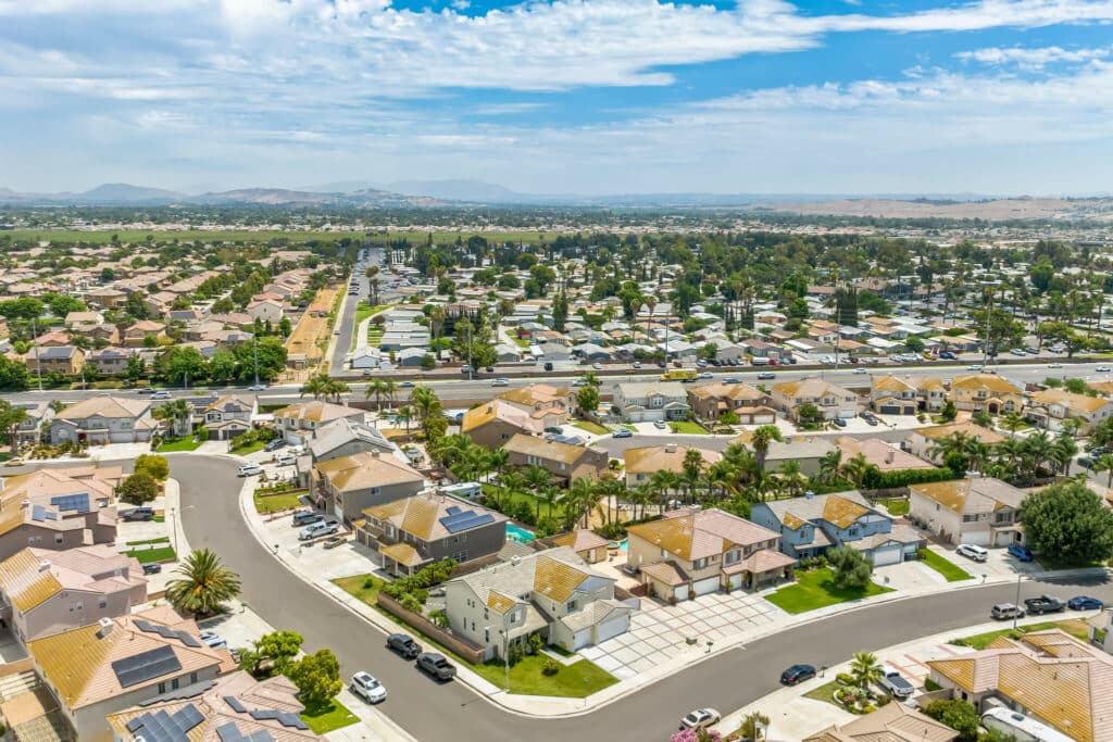 top-ai-drone-trends-in-real-estate-2025 Explore how AI drones are revolutionizing real estate in 2025, streamlining processes and enhancing marketing strategies. AI drones, real estate trends, property marketing, automated staging, property valuation